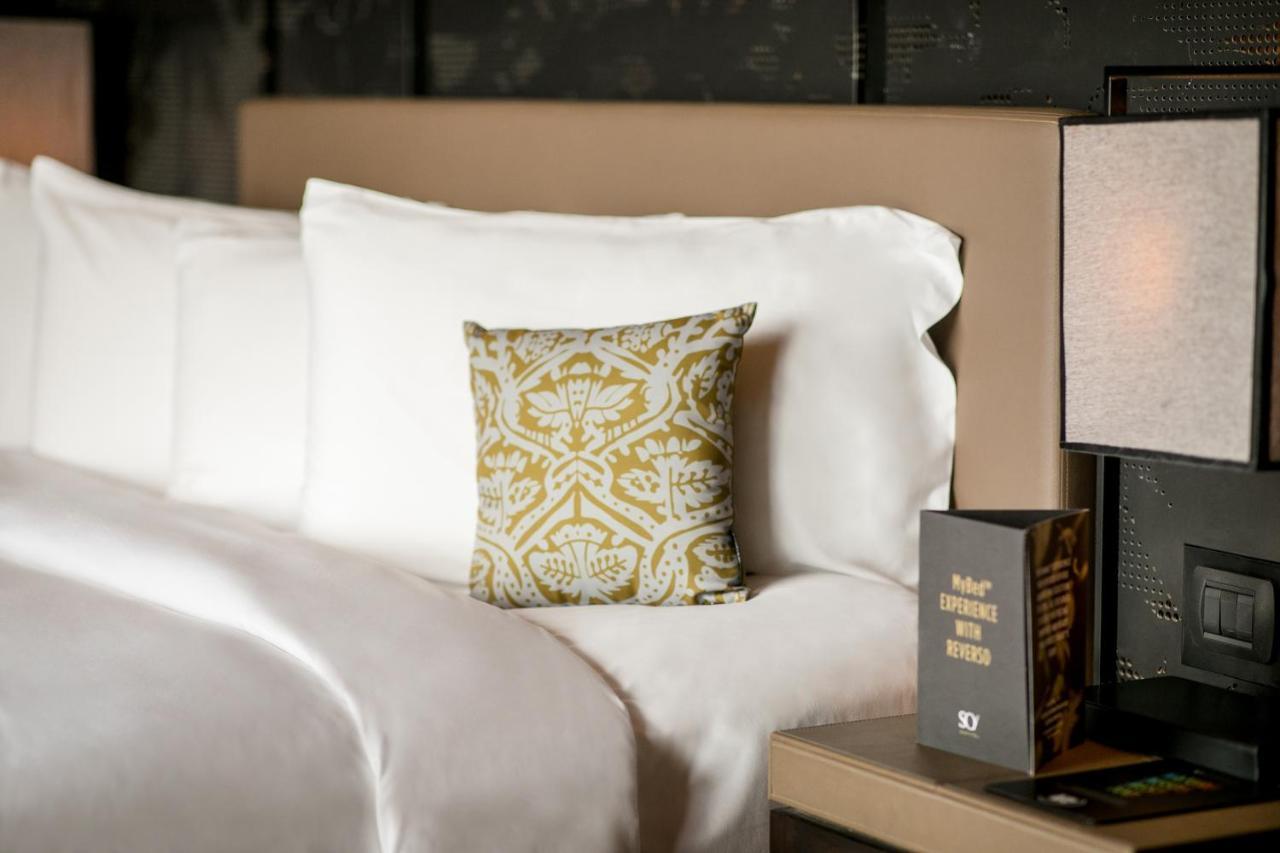So/ Bangkok Hotel Exterior foto A throw pillow on a bed