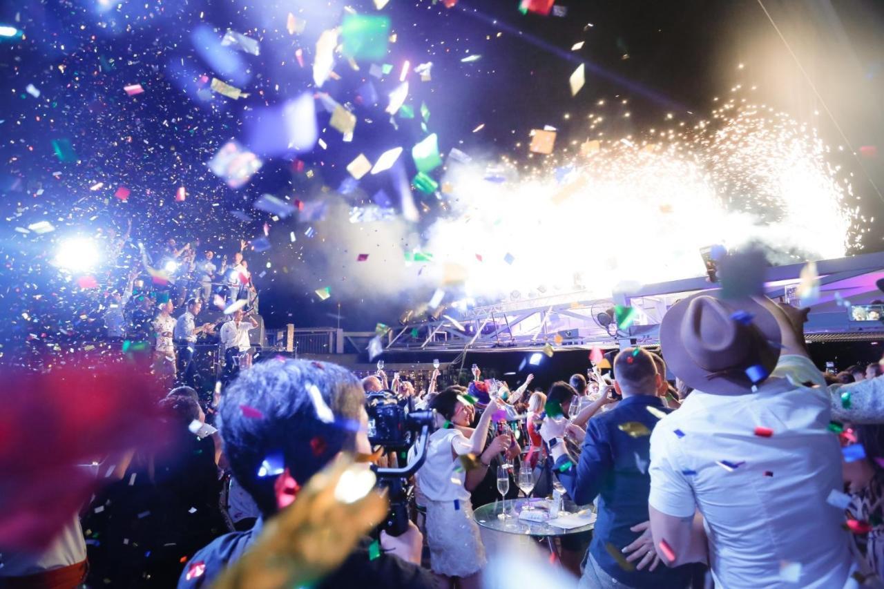 So/ Bangkok Hotel Exterior foto The 2011 New Year's Eve party at the Sky Bar