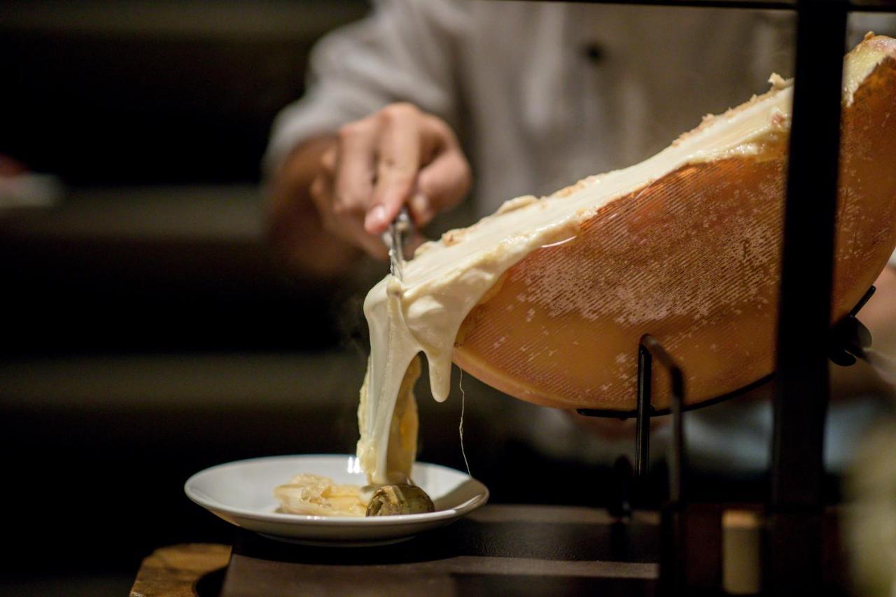 So/ Bangkok Hotel Exterior foto Parmigiano-Reggiano being scraped